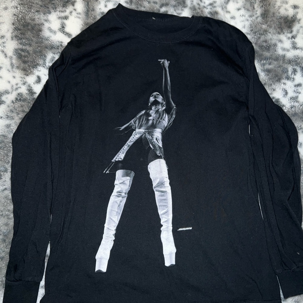 Ariana grande live in tour